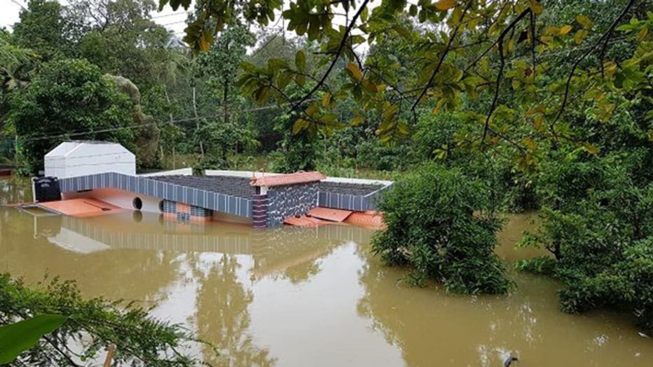 പത്തനംതിട്ടയിൽ വീടുകളിലെ ടെറസ്സിൽ കുടുങ്ങിയവർ നിരവധി പത്തനംതിട്ടയിൽ വീടുകളിലെ ടെറസ്സിൽ കുടുങ്ങിയവർ നിരവധി