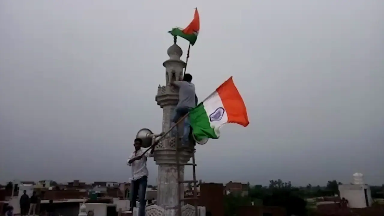National flag hoisted atop Faridabad mosque; activists claim they did it on temples too National flag hoisted atop Faridabad mosque; activists claim they did it on temples too