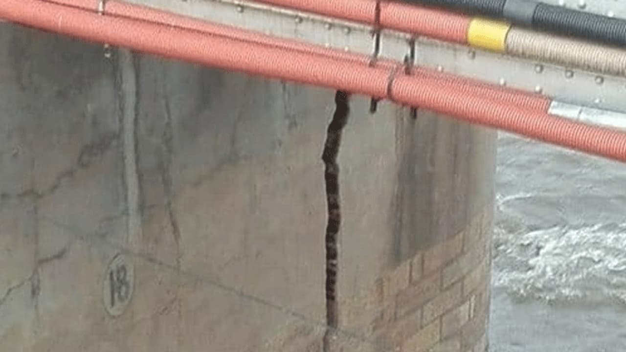 Bengaluru: Six families evacuated after three storeyed building tilts