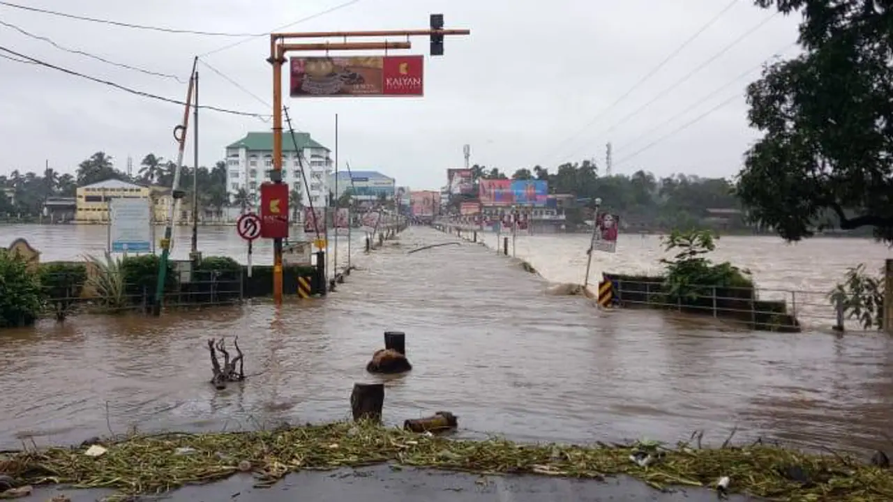 പട്ടാമ്പിയില് പുതിയ പാലം വേണമെന്ന് നാട്ടുകാര് പട്ടാമ്പിയില് പുതിയ പാലം വേണമെന്ന് നാട്ടുകാര്