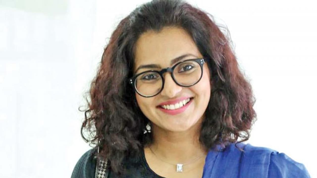 "பாதுகாப்பாக இருங்கள்... அன்பாக இருங்கள்..." இதுக்கு தான் இவ்வளவு பில்டப் செய்தாரா பார்வதி? "பாதுகாப்பாக இருங்கள்... அன்பாக இருங்கள்..." இதுக்கு தான் இவ்வளவு பில்டப் செய்தாரா பார்வதி?