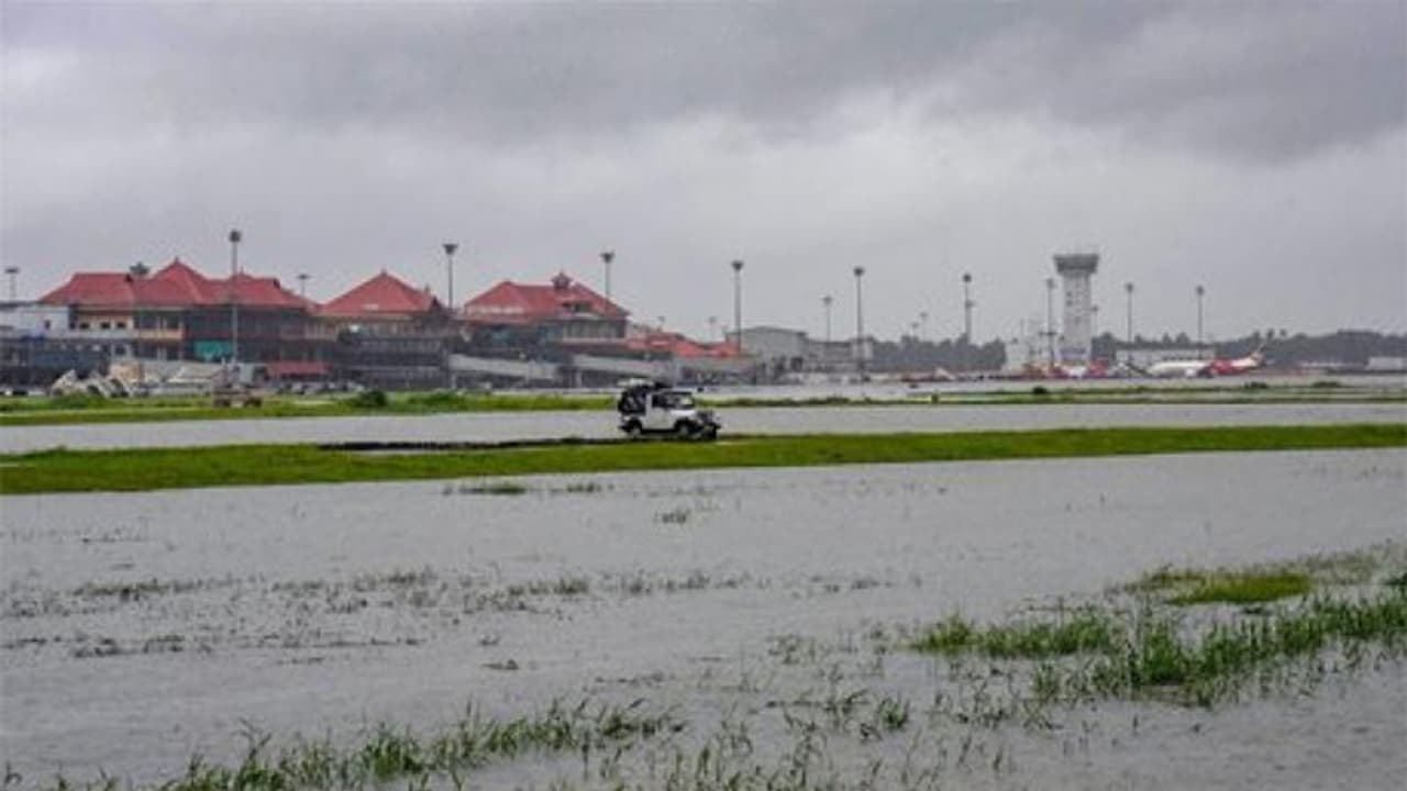 చిగురుటాకుల వణుకుతున్నకేరళ...87కు చేరిన మృతుల సంఖ్య చిగురుటాకుల వణుకుతున్నకేరళ...87కు చేరిన మృతుల సంఖ్య