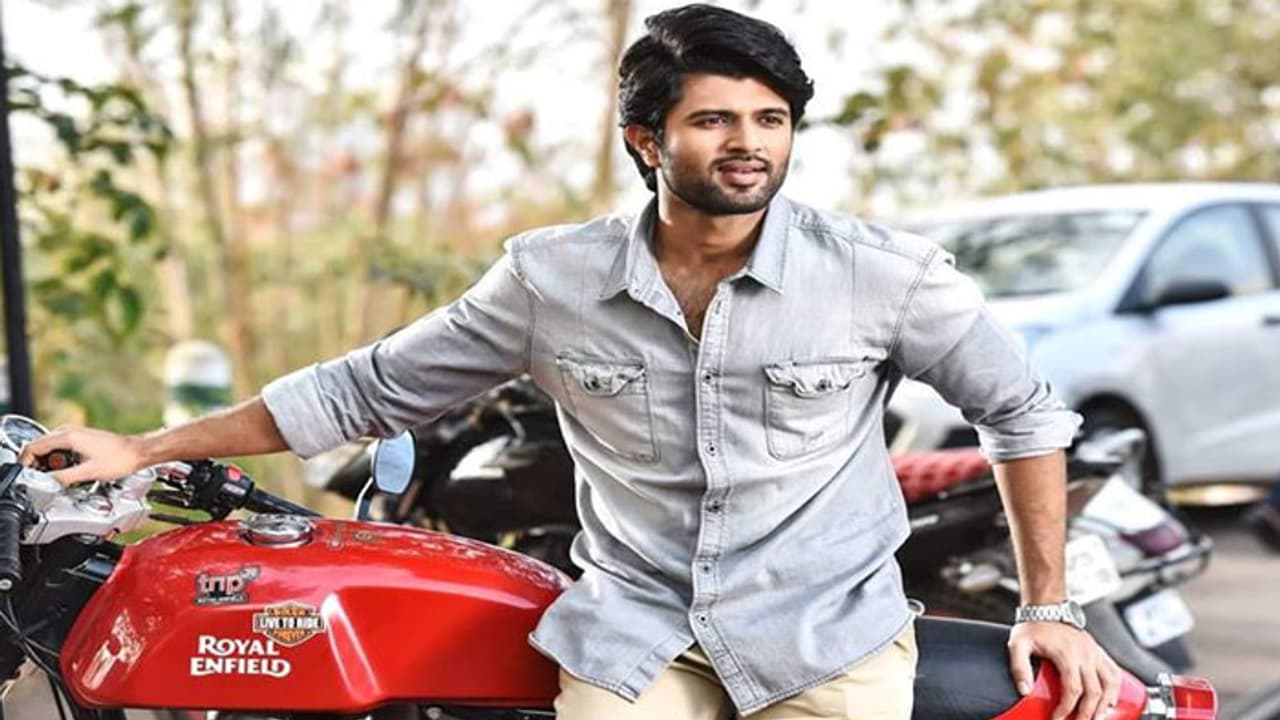 విజయ్ కొత్త అవతారం: స్టూడెంట్, లెక్చరర్ ఇప్పుడేమో సాఫ్ట్ వేర్ ఇంజనీర్.. విజయ్ కొత్త అవతారం: స్టూడెంట్, లెక్చరర్ ఇప్పుడేమో సాఫ్ట్ వేర్ ఇంజనీర్..