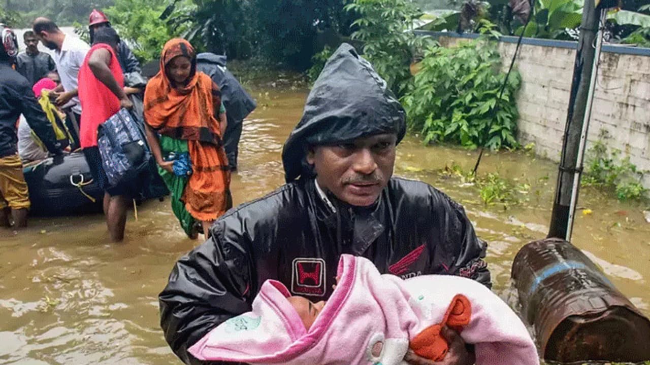 14 மாவட்டங்களில் ரெட் அலர்ட்....மீண்டும் மிரட்டும் கனமழை.... மிரளும் பொதுமக்கள்...ஒரே நாளில் 20 பேர் உயிரிழப்பு! 14 மாவட்டங்களில் ரெட் அலர்ட்....மீண்டும் மிரட்டும் கனமழை.... மிரளும் பொதுமக்கள்...ஒரே நாளில் 20 பேர் உயிரிழப்பு!