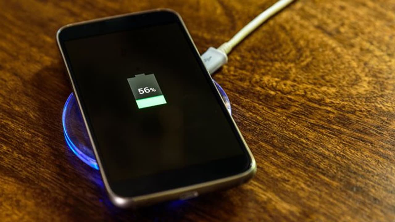 മൊബൈല് ചാര്ജ്ജ് ചെയ്യുന്നതിനിടെ പൊട്ടിത്തെറിച്ച് യുവാവിന് പരിക്കേറ്റു മൊബൈല് ചാര്ജ്ജ് ചെയ്യുന്നതിനിടെ പൊട്ടിത്തെറിച്ച് യുവാവിന് പരിക്കേറ്റു