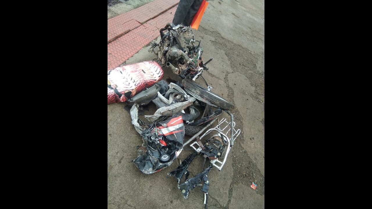 ಹಳಿ ದಾಟುವಾಗ ಬೈಕ್ ಬಿಟ್ಟು ಓಡಿದ ಭೂಪ: ತಪ್ಪಿದ ಭಾರೀ ಅನಾಹುತ! ಹಳಿ ದಾಟುವಾಗ ಬೈಕ್ ಬಿಟ್ಟು ಓಡಿದ ಭೂಪ: ತಪ್ಪಿದ ಭಾರೀ ಅನಾಹುತ!