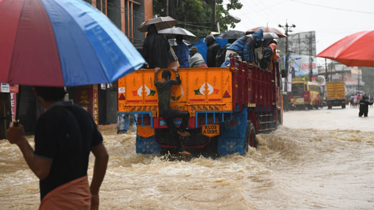 പെരുമഴയില് മുങ്ങി ചാരുംമൂട് പെരുമഴയില് മുങ്ങി ചാരുംമൂട്