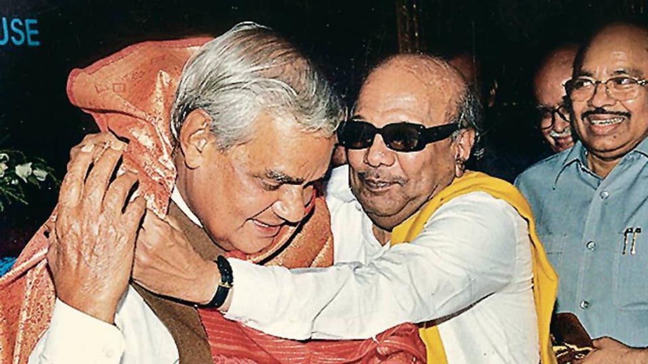 எம்.பி.க்கள் எண்ணிக்கை ஆயிரமாக உயர்கிறதா.? பாஜக திமுக கூட்டணி எடுத்த முடிவு இதுதான்... பாஜக நிர்வாகி பரபர!