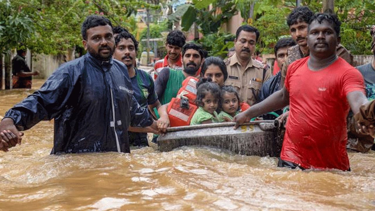 രക്ഷാപ്രവര്ത്തനത്തിന് കൂടുതല് പോലീസുകാര്; ഈ നമ്പറുകളിലും വിളിക്കാം, സഹായമെത്തിക്കാം രക്ഷാപ്രവര്ത്തനത്തിന് കൂടുതല് പോലീസുകാര്; ഈ നമ്പറുകളിലും വിളിക്കാം, സഹായമെത്തിക്കാം