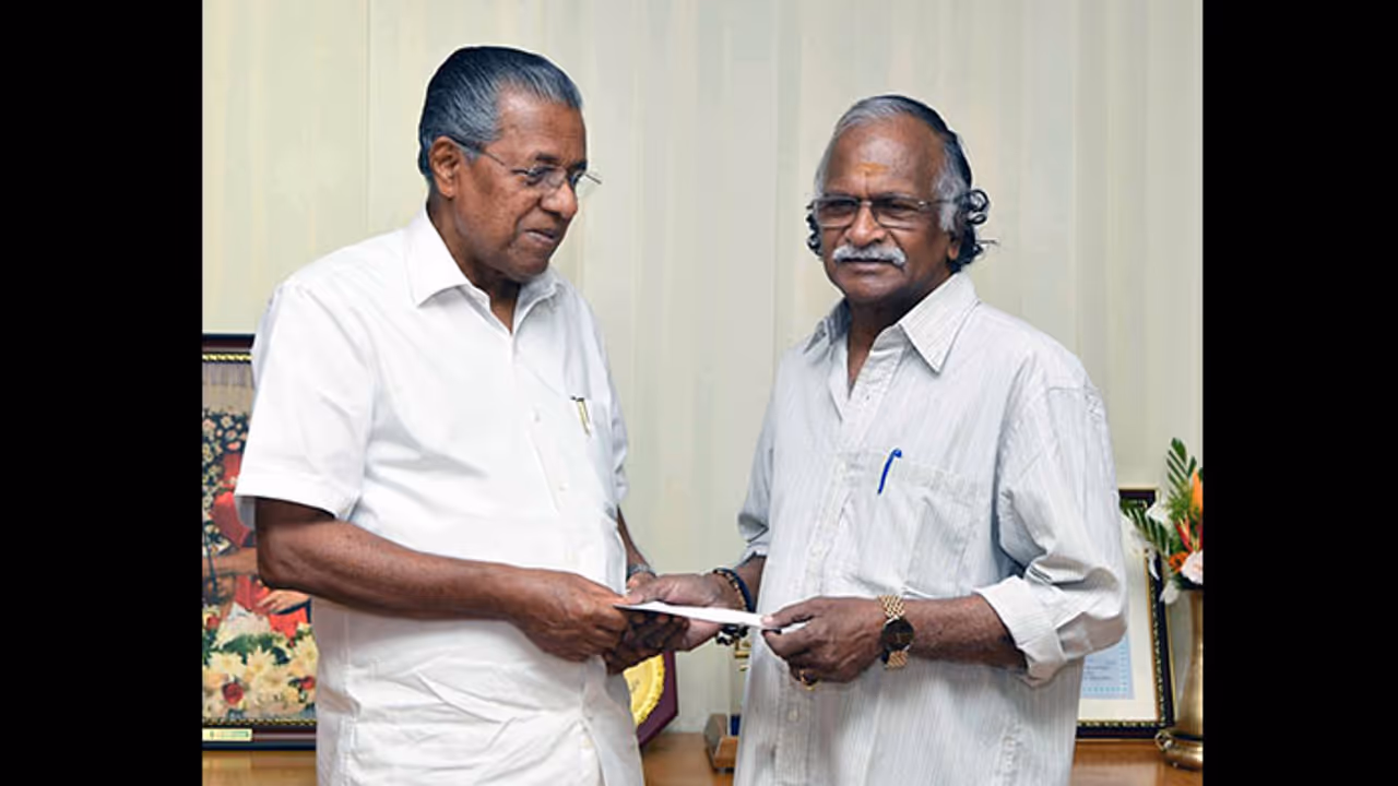 ജെ സി ഡാനിയേല് പുരസ്കാരത്തില് നിന്നും ഒരു ലക്ഷം രൂപ നല്കി ശ്രീകുമാരന് തമ്പി ജെ സി ഡാനിയേല് പുരസ്കാരത്തില് നിന്നും ഒരു ലക്ഷം രൂപ നല്കി ശ്രീകുമാരന് തമ്പി