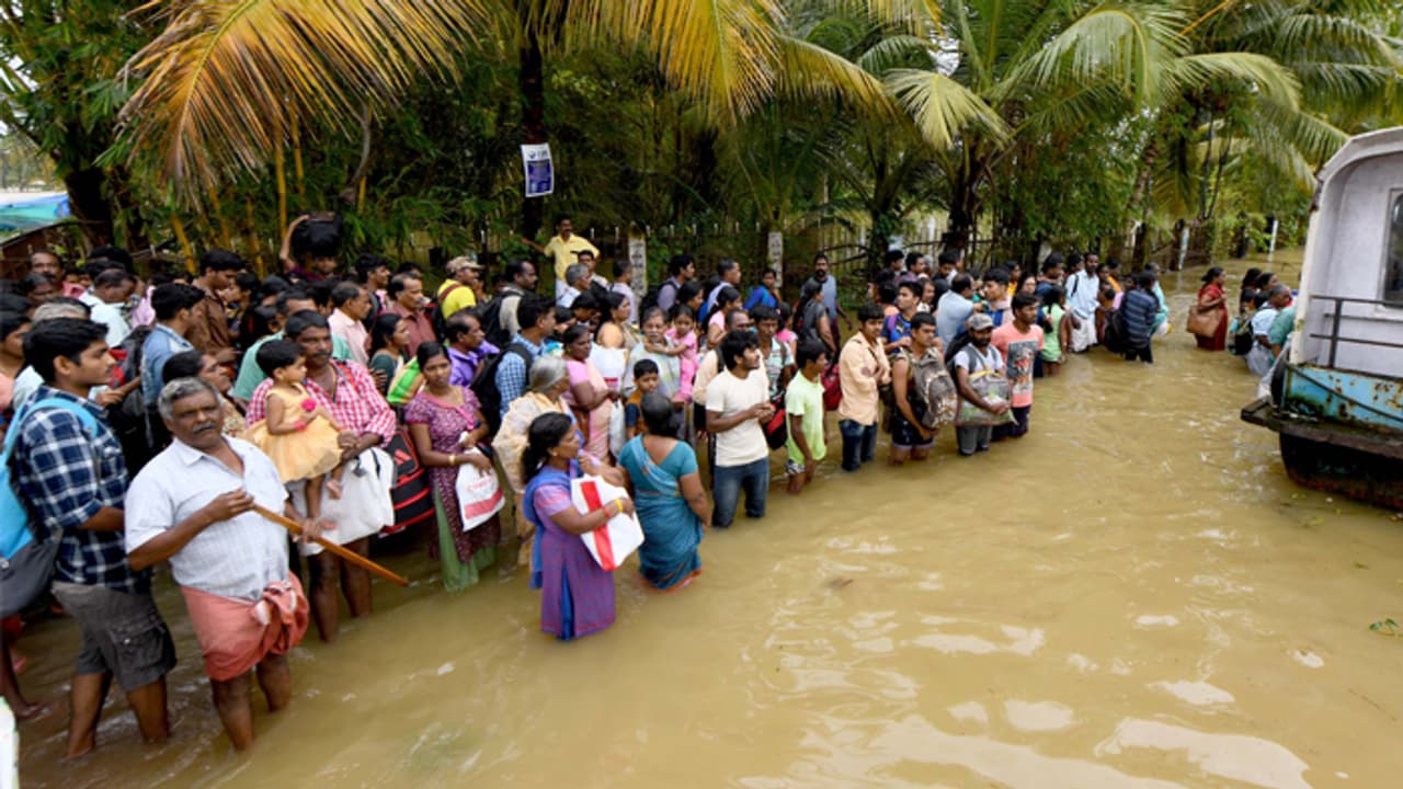 കേരളത്തിലെ പ്രളയ ദുരന്തം; കൂടുതല് ബോട്ടുകളും ഹെലികോപ്റ്ററുകളും എത്തിക്കുമെന്ന് കേന്ദ്രം കേരളത്തിലെ പ്രളയ ദുരന്തം; കൂടുതല് ബോട്ടുകളും ഹെലികോപ്റ്ററുകളും എത്തിക്കുമെന്ന് കേന്ദ്രം