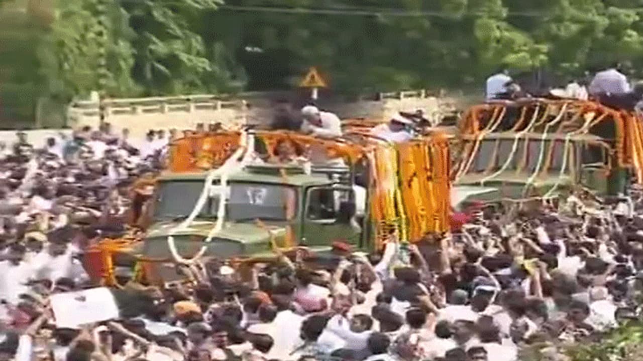 ಅಟಲ್‌ಗೆ ಮಂಡಿಯೂರಿ ವಂದಿಸಿದ ಸಿಂಧಿಯಾ