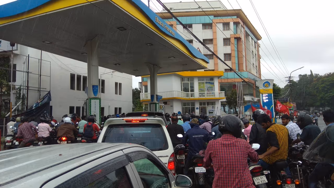 ‘ಶೀಘ್ರದಲ್ಲೇ ಪೆಟ್ರೋಲ್ ಬೆಲೆ ಗ್ಯಾರಂಟೀ 100 ರೂ. ಆಗತ್ತೆ’!