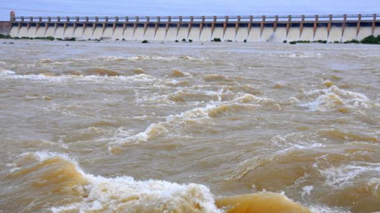 తుంగభద్రకు భారీగా వరద: 33 గేట్లు ఎత్తివేత తుంగభద్రకు భారీగా వరద: 33 గేట్లు ఎత్తివేత