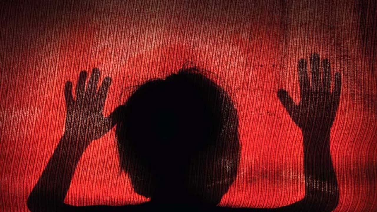 కొడుకుకు వాతలు పెట్టిన తల్లి కొడుకుకు వాతలు పెట్టిన తల్లి