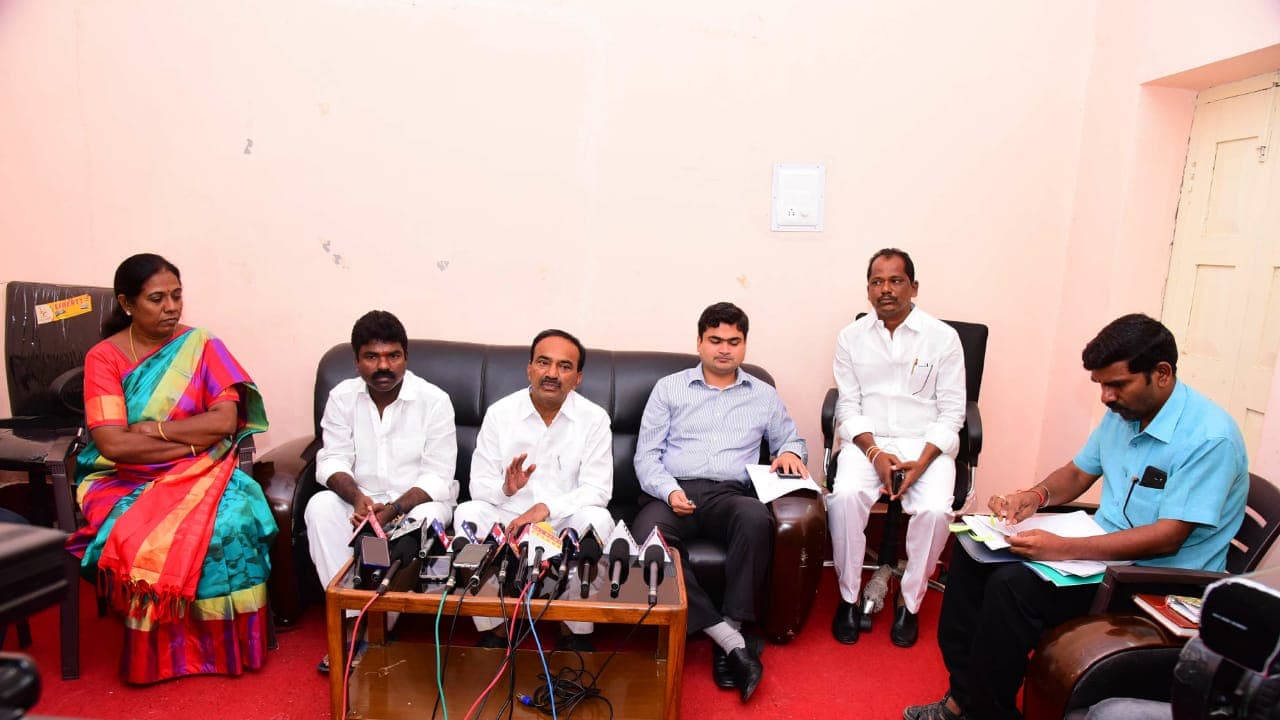 కరీంనగర్ రైతులకు ధోకా లేదు, ఎందుకంటే...: ఈటల రాజేందర్ (వీడియో) కరీంనగర్ రైతులకు ధోకా లేదు, ఎందుకంటే...: ఈటల రాజేందర్ (వీడియో)