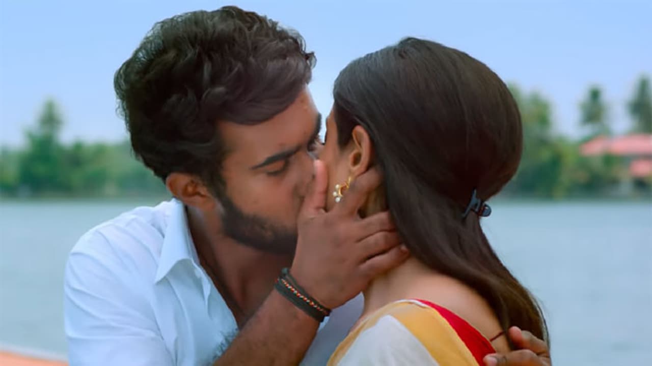 ముద్దుకి కొత్త నిర్వచనం.. పేపర్ బాయ్ ట్రైలర్! ముద్దుకి కొత్త నిర్వచనం.. పేపర్ బాయ్ ట్రైలర్!