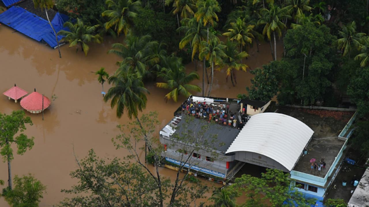 కేరళ వరదల్లో తడిచి చినిగిన సర్టిఫికెట్స్.. విద్యార్థి సుసైడ్ కేరళ వరదల్లో తడిచి చినిగిన సర్టిఫికెట్స్.. విద్యార్థి సుసైడ్