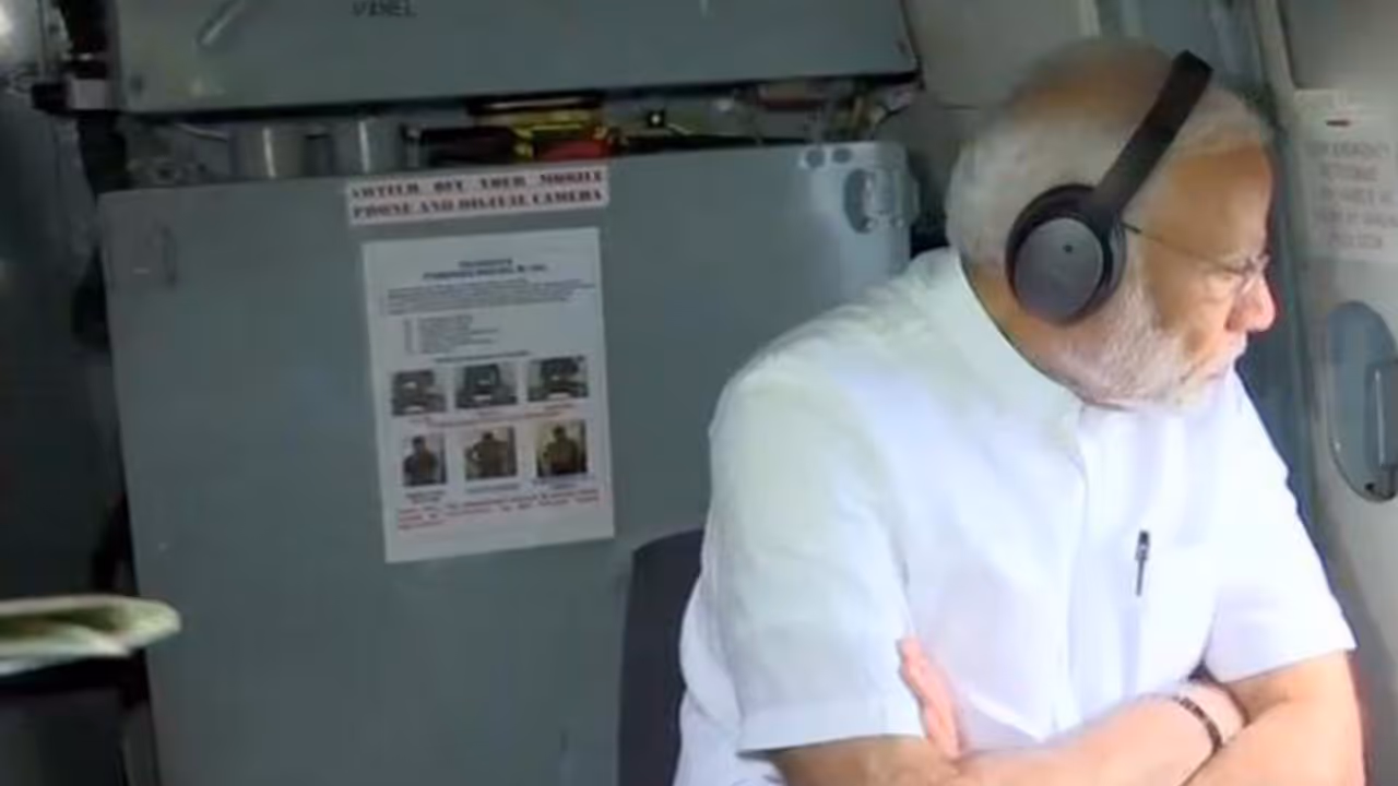 కేరళలో ప్రధాని మోదీ...500కోట్ల తక్షణసాయం ప్రకటన కేరళలో ప్రధాని మోదీ...500కోట్ల తక్షణసాయం ప్రకటన