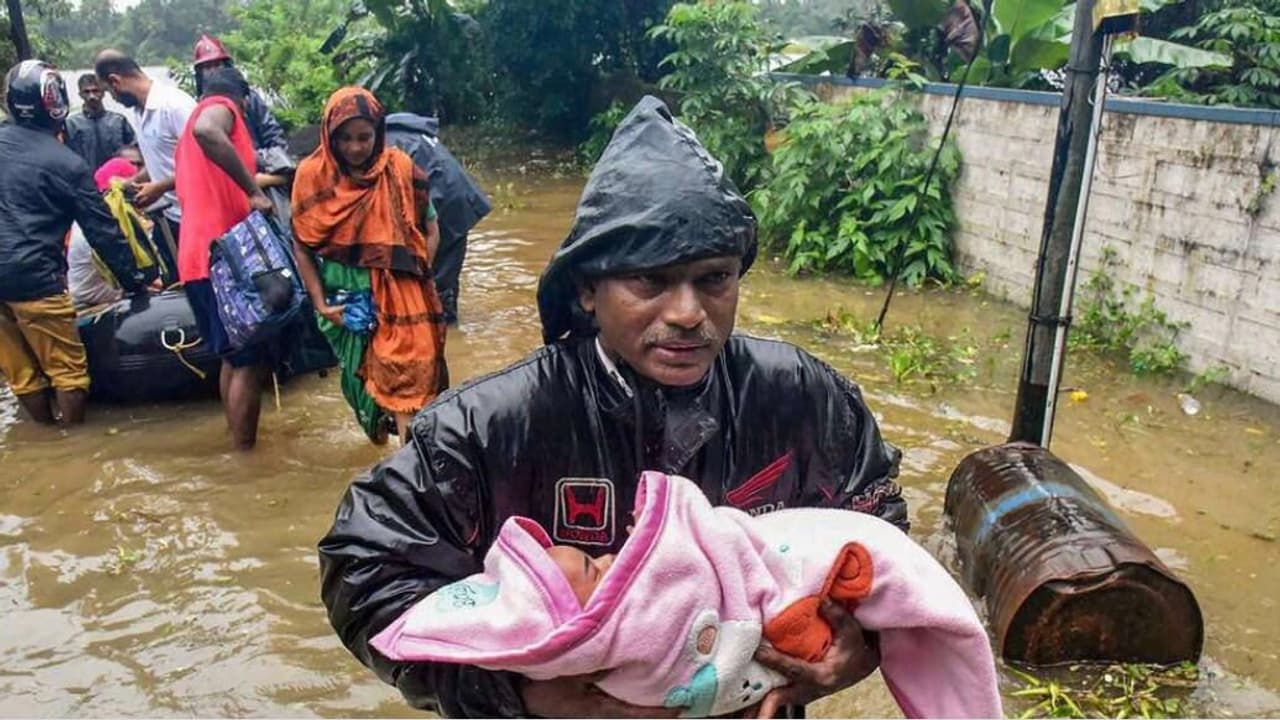 కేరళ వరదలు...హెల్ప్ చేయమని ఏడ్చేసిన ఎమ్మెల్యే కేరళ వరదలు...హెల్ప్ చేయమని ఏడ్చేసిన ఎమ్మెల్యే