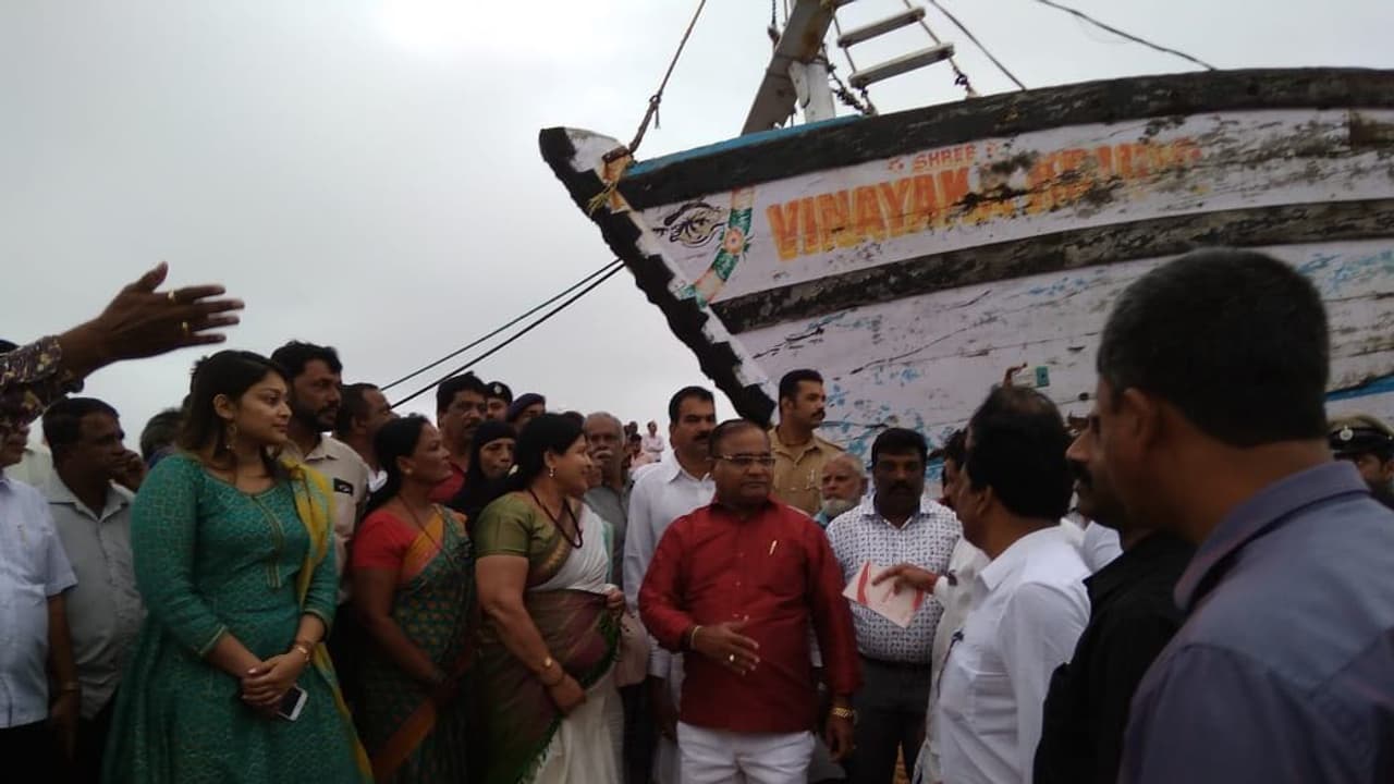 ಮಳೆ ಸಂತ್ರಸ್ತರ ನೋವಿಗೆ ಸ್ಪಂದಿಸಿದ ಸಚಿವೆ ಜಯಮಾಲ ಮಳೆ ಸಂತ್ರಸ್ತರ ನೋವಿಗೆ ಸ್ಪಂದಿಸಿದ ಸಚಿವೆ ಜಯಮಾಲ