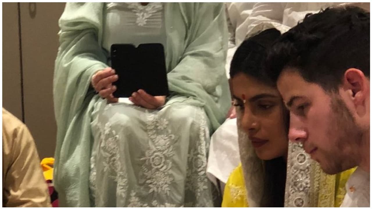 வெளியானது பிரியங்கா சோப்ராவின் நிச்சயதார்த்த புகைப்படம்..! வெளியானது பிரியங்கா சோப்ராவின் நிச்சயதார்த்த புகைப்படம்..!