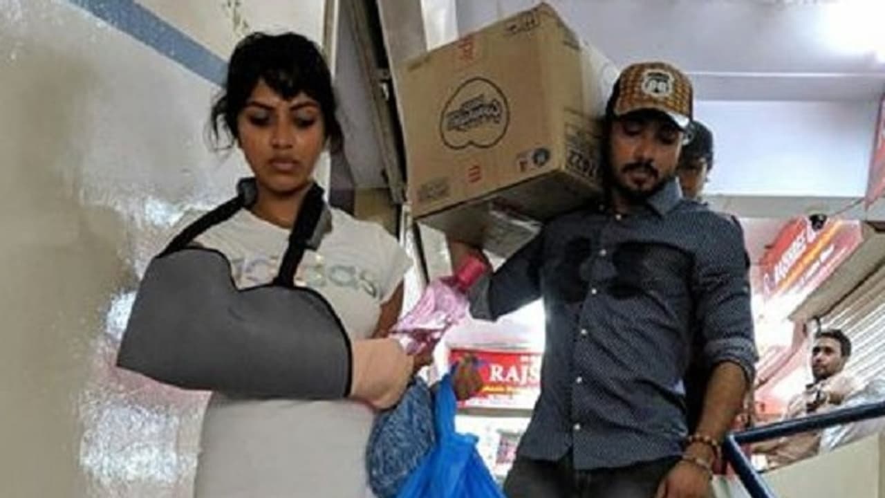 ಮುರಿದ ಕೈಯಲ್ಲಿ ಮಳೆ ಸಂತ್ರಸ್ತರಿಗೆ ನೆರವಾದ 'ಹೆಬ್ಬುಲಿ' ನಟಿ