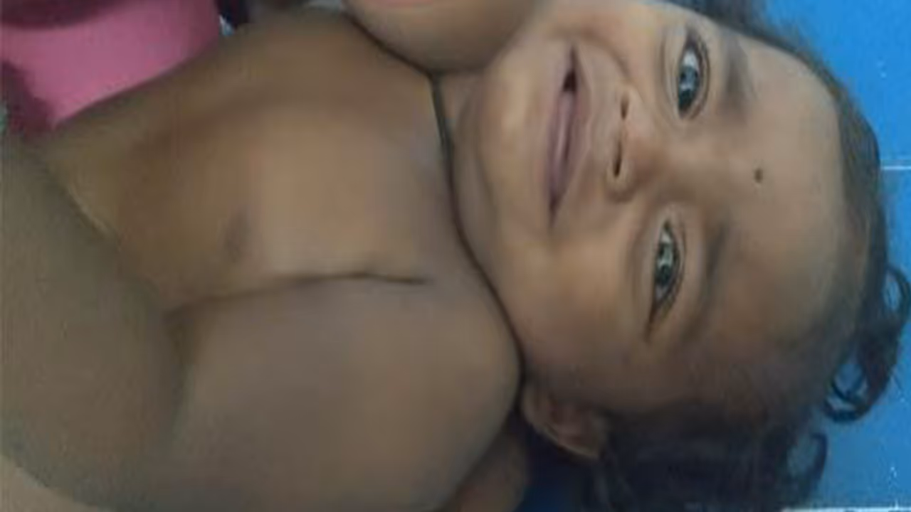 కంటి వెలుగు కార్యక్రమంలో అపశృతి...పురుగుల మందు తాగిన రెండేళ్ల చిన్నారి కంటి వెలుగు కార్యక్రమంలో అపశృతి...పురుగుల మందు తాగిన రెండేళ్ల చిన్నారి