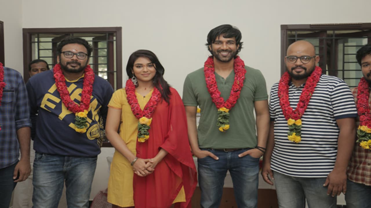 மேயாத மான் இந்துஜாவின் 'சூப்பர் டூப்பர்'...! மேயாத மான் இந்துஜாவின் 'சூப்பர் டூப்பர்'...!