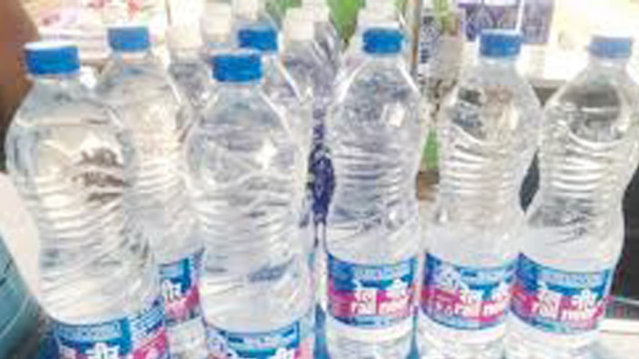 వాటర్ బాటిల్ ను ఎంఆర్పీ కంటే రూ.5 ఎక్కువకు అమ్మినందుకు రూ.లక్ష జరిమానా.. వాటర్ బాటిల్ ను ఎంఆర్పీ కంటే రూ.5 ఎక్కువకు అమ్మినందుకు రూ.లక్ష జరిమానా..
