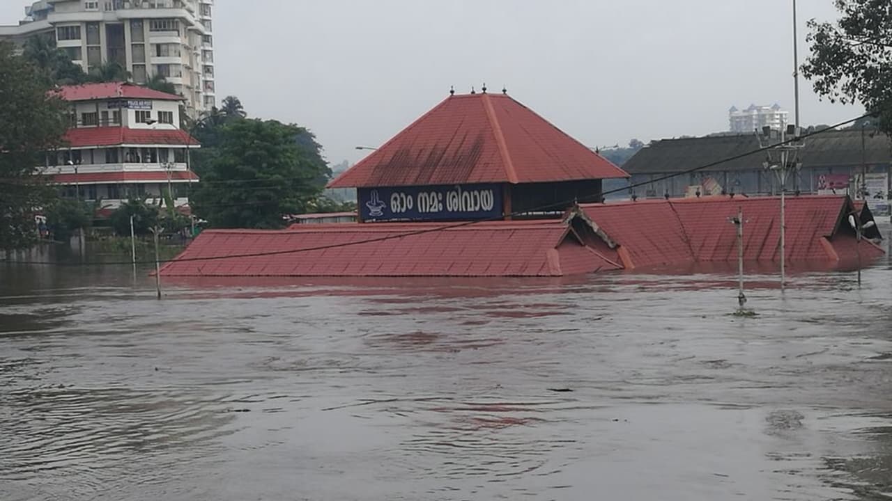పంబా ఉధృతి: శబరిమలకు రావద్దని భక్తులకు సూచన