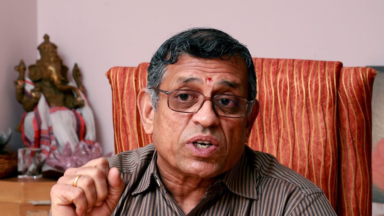 பெண்ணின் மீது அவதூறு பரப்புவதைவிட கீழ்த்தனம்... ஆடிட்டர் குருமூர்த்தியை கிழித்து தொங்கவிட்ட அதிமுக..!