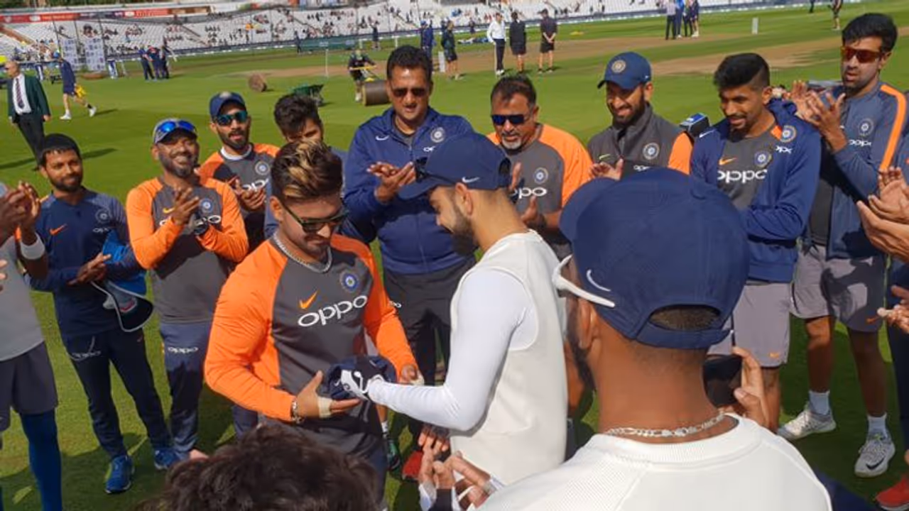 సిక్స్ తో రిషబ్ పంత్ ఎంట్రీ: కోహ్లీ ఖాతాలో మరో రికార్డు సిక్స్ తో రిషబ్ పంత్ ఎంట్రీ: కోహ్లీ ఖాతాలో మరో రికార్డు