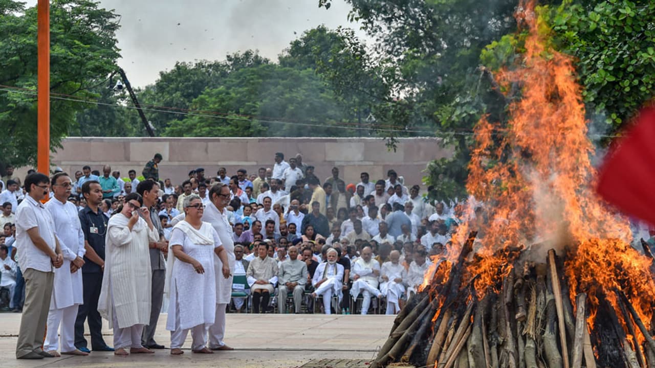 షాక్: వాజ్పేయ్ అంత్యక్రియలకు ఉగ్రవాది సోదరుడు, ఎవరో తెలుసా? షాక్: వాజ్పేయ్ అంత్యక్రియలకు ఉగ్రవాది సోదరుడు, ఎవరో తెలుసా?