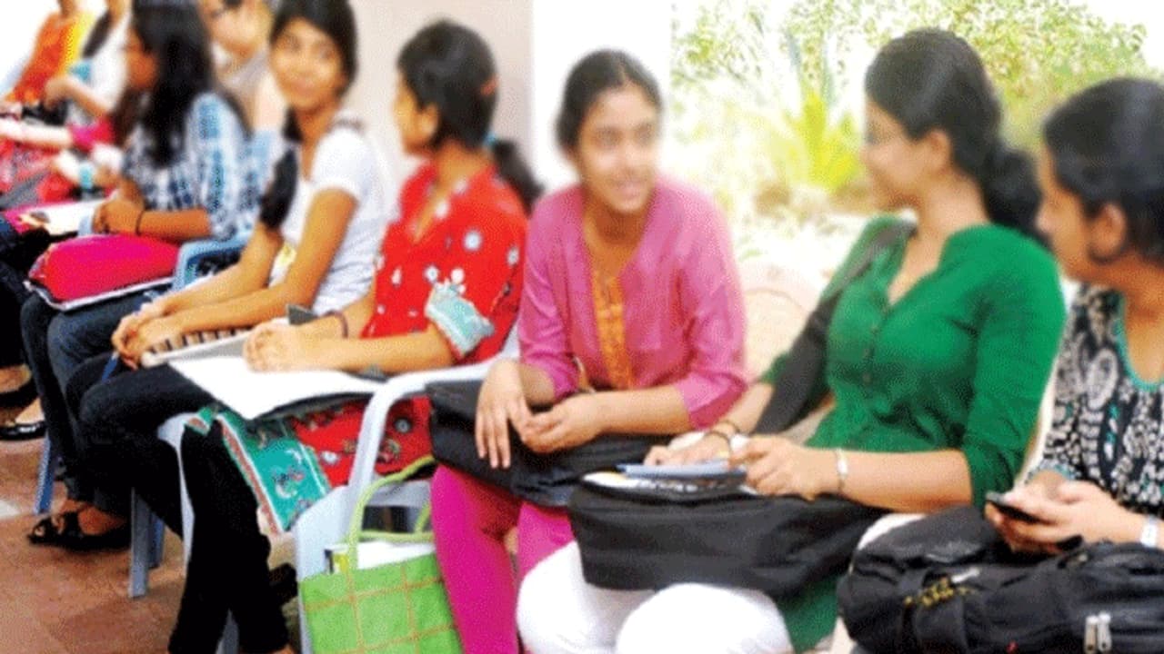 ವಿದ್ಯಾರ್ಥಿಗಳು ಬಂದರೂ ಕಲಿಸಲು ಉಪನ್ಯಾಸಕರಿಲ್ಲ..! ವಿದ್ಯಾರ್ಥಿಗಳು ಬಂದರೂ ಕಲಿಸಲು ಉಪನ್ಯಾಸಕರಿಲ್ಲ..!