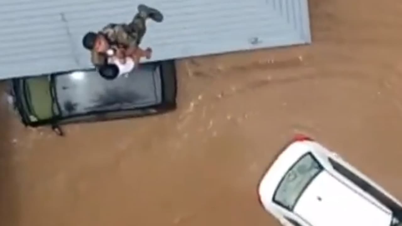 కేరళలో రియల్ హీరో....బాలుడిని కాపాడిన కమాండర్ కేరళలో రియల్ హీరో....బాలుడిని కాపాడిన కమాండర్