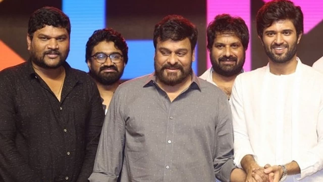 విజయాన్ని తల దగ్గర కాకుండా గుండెల్లో పెట్టుకోవాలి.. విజయ్ కి చిరు సలహా! విజయాన్ని తల దగ్గర కాకుండా గుండెల్లో పెట్టుకోవాలి.. విజయ్ కి చిరు సలహా!