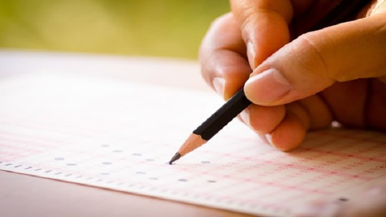 ಪ್ರಶ್ನೆ ಪತ್ರಿಕೆ ಸೋರಿಕೆ: ಪೊಲೀಸ್ ಕಾನ್ಸ್ಟೇಬಲ್ ಪರೀಕ್ಷೆ ಮುಂದೂಡಿಕೆ ಪ್ರಶ್ನೆ ಪತ್ರಿಕೆ ಸೋರಿಕೆ: ಪೊಲೀಸ್ ಕಾನ್ಸ್ಟೇಬಲ್ ಪರೀಕ್ಷೆ ಮುಂದೂಡಿಕೆ