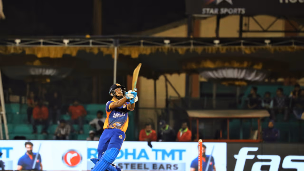 KPL 2018: Praveen, Vinay help Hubli Tigers notch 25 run win in rain hit contest KPL 2018: Praveen, Vinay help Hubli Tigers notch 25 run win in rain hit contest