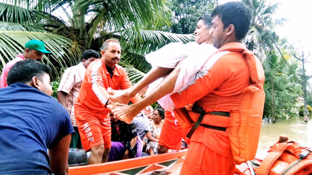 1.3 ലക്ഷംപേര് ഇപ്പോഴും ക്യാമ്പില്; പത്തനംതിട്ടയില് പ്രളയകാലത്തെ ഏറ്റവും വലിയ രക്ഷാപ്രവര്ത്തനം അവസാനിച്ചു 1.3 ലക്ഷംപേര് ഇപ്പോഴും ക്യാമ്പില്; പത്തനംതിട്ടയില് പ്രളയകാലത്തെ ഏറ്റവും വലിയ രക്ഷാപ്രവര്ത്തനം അവസാനിച്ചു