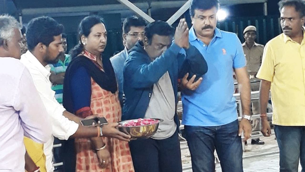 நடையில் மேலும் தடுமாற்றம்! அமெரிக்காவில் இருந்து திரும்பிய கேப்டன் தொண்டர்களுக்கு கொடுத்த அதிர்ச்சி! நடையில் மேலும் தடுமாற்றம்! அமெரிக்காவில் இருந்து திரும்பிய கேப்டன் தொண்டர்களுக்கு கொடுத்த அதிர்ச்சி!