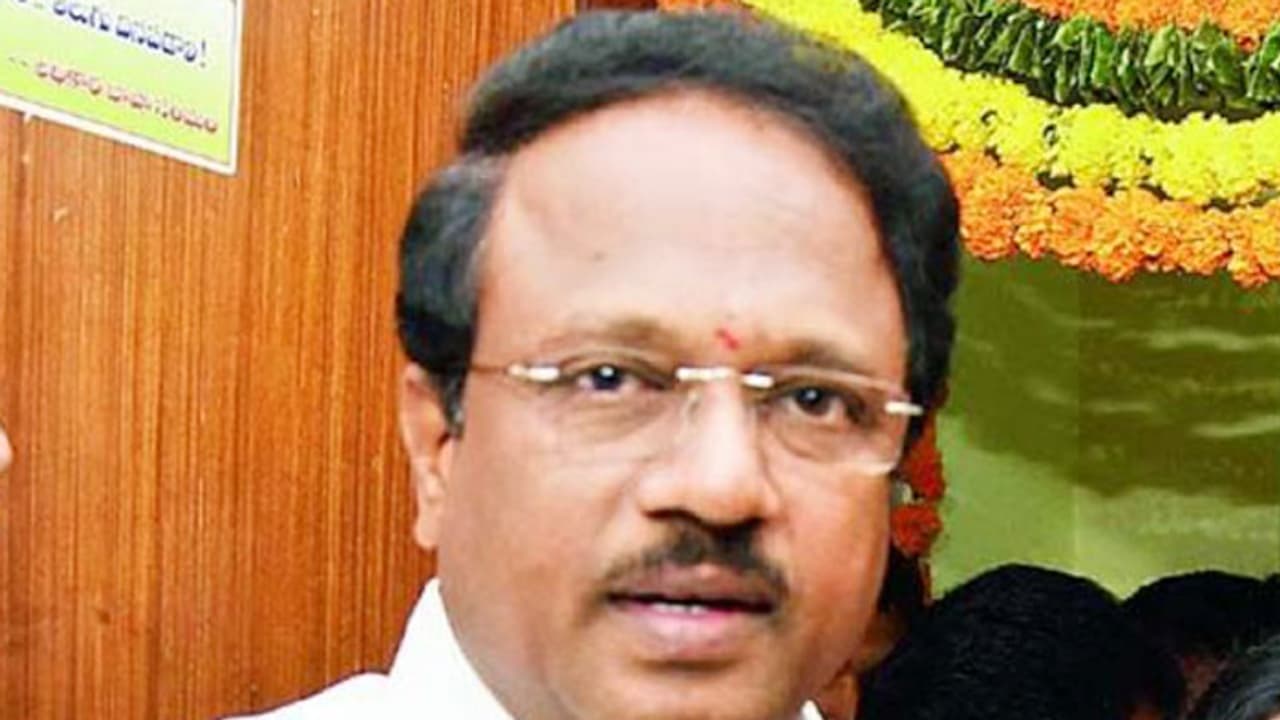 అప్పుడు వైఎస్ రాజశేఖర్ రెడ్డి బంపర్ ఆఫర్: మంత్రి లక్ష్మారెడ్డి సంచలనం అప్పుడు వైఎస్ రాజశేఖర్ రెడ్డి బంపర్ ఆఫర్: మంత్రి లక్ష్మారెడ్డి సంచలనం