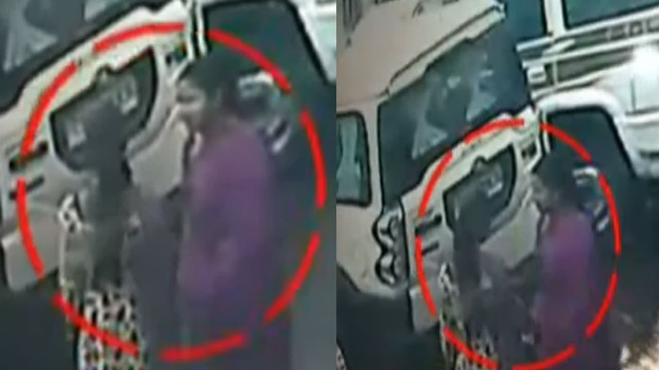 షాక్: తల్లిని నమ్మించి 7 ఏళ్ల ఆయూష్ను కిడ్నాప్ చేసిన ఇద్దరు మహిళలు షాక్: తల్లిని నమ్మించి 7 ఏళ్ల ఆయూష్ను కిడ్నాప్ చేసిన ఇద్దరు మహిళలు