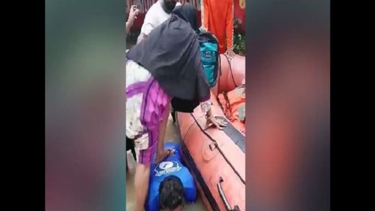 ಬೋಟ್ ಹತ್ತಲಾಗದವರಿಗೆ ಈ ಯುವಕನ ಬೆನ್ನೇ ಮಟ್ಟಿಲು! ಬೋಟ್ ಹತ್ತಲಾಗದವರಿಗೆ ಈ ಯುವಕನ ಬೆನ್ನೇ ಮಟ್ಟಿಲು!