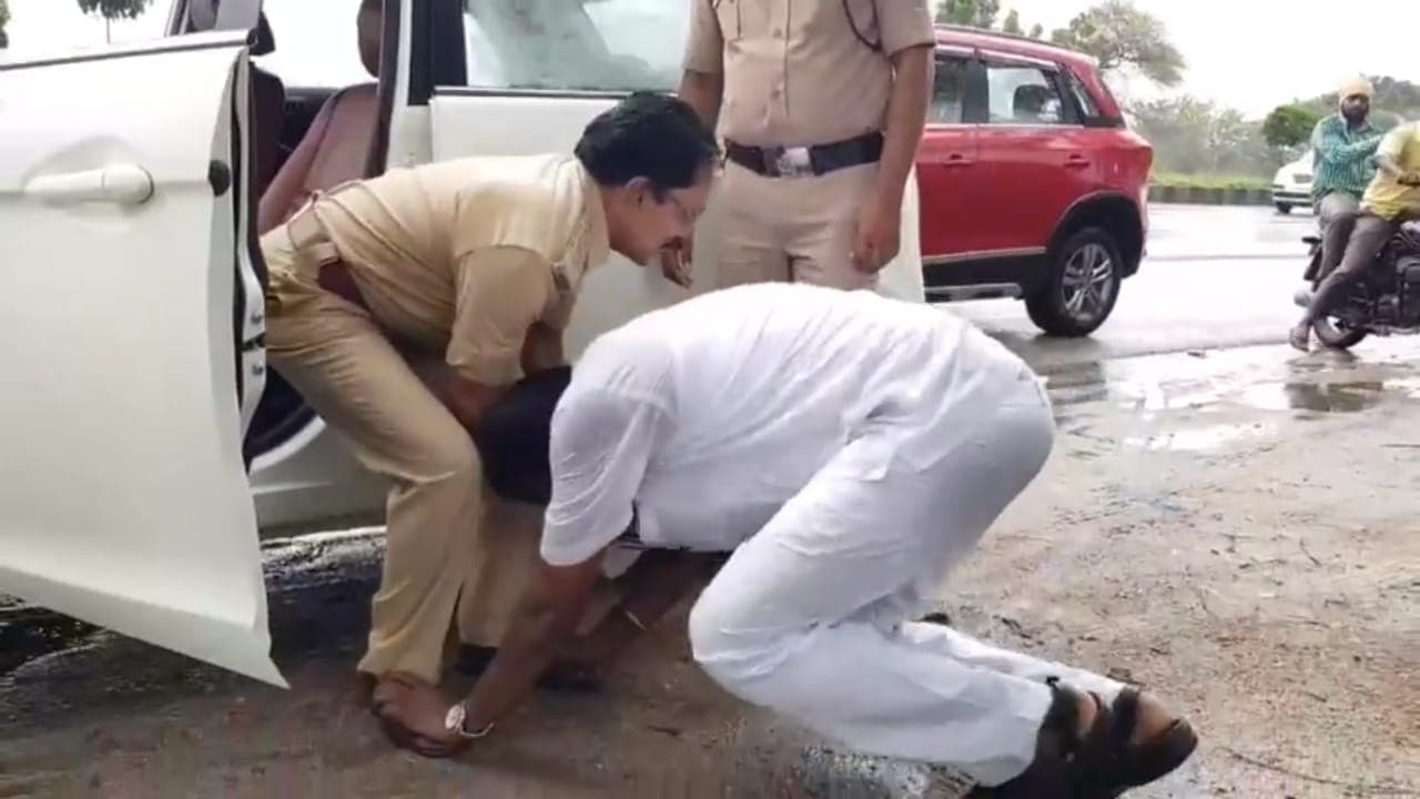 రవాణా శాఖ అధికారి కాళ్లు పట్టుకున్న కార్పొరేటర్(ఫోటో)