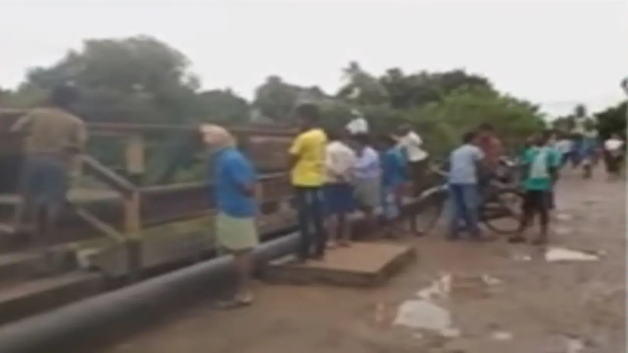 వారంతా కాలవగట్లపై తలదాచుకుంటున్నారు ఎందుకంటే.. వారంతా కాలవగట్లపై తలదాచుకుంటున్నారు ఎందుకంటే..