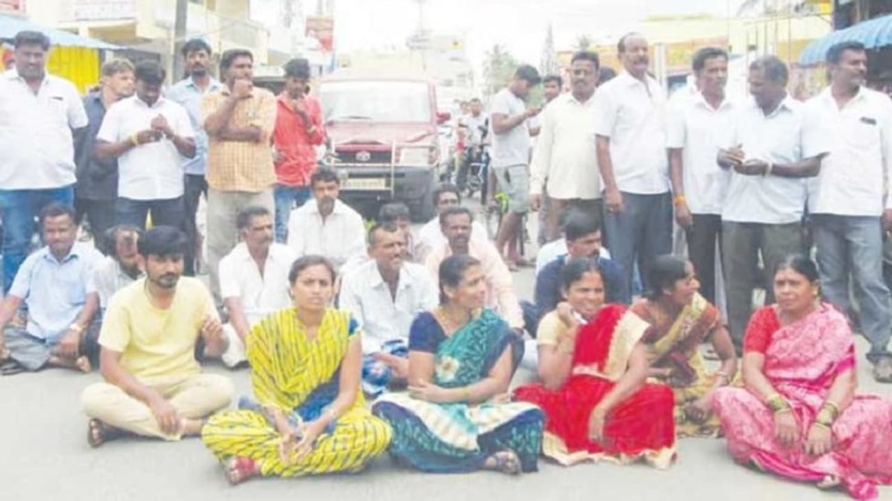 என்னை என் கணவனுடன் சேர்த்து வையுங்கள் உறவினர்களுடன் தெருவில் இறங்கி மனைவி போராட்டம்... என்னை என் கணவனுடன் சேர்த்து வையுங்கள் உறவினர்களுடன் தெருவில் இறங்கி மனைவி போராட்டம்...