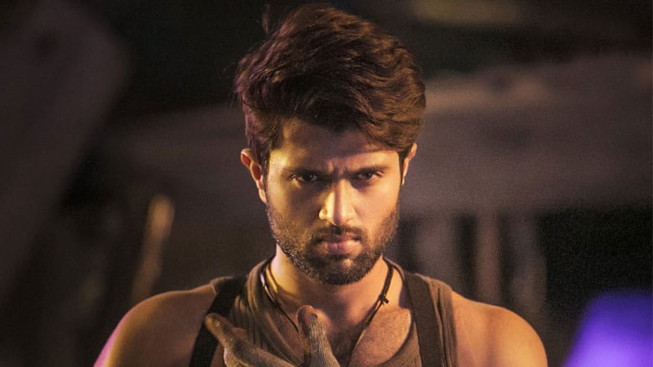 'టాక్సీవాలా' సినిమా లీక్.. విజయ్ దేవరకొండకి మరో షాక్! 'టాక్సీవాలా' సినిమా లీక్.. విజయ్ దేవరకొండకి మరో షాక్!