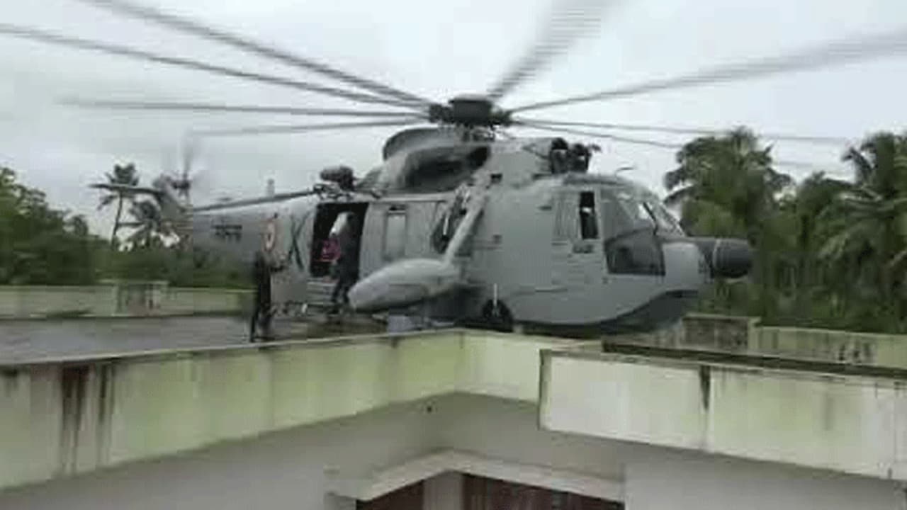 ಕೇರಳ: ಮನೆ ಮೇಲೆ ಹೆಲಿಕಾಪ್ಟರ್ ಇಳಿಸಿದ ಪೈಲಟ್ ಬಿಚ್ಚಿಟ್ಟ ಸತ್ಯವಿದು ಕೇರಳ: ಮನೆ ಮೇಲೆ ಹೆಲಿಕಾಪ್ಟರ್ ಇಳಿಸಿದ ಪೈಲಟ್ ಬಿಚ್ಚಿಟ್ಟ ಸತ್ಯವಿದು