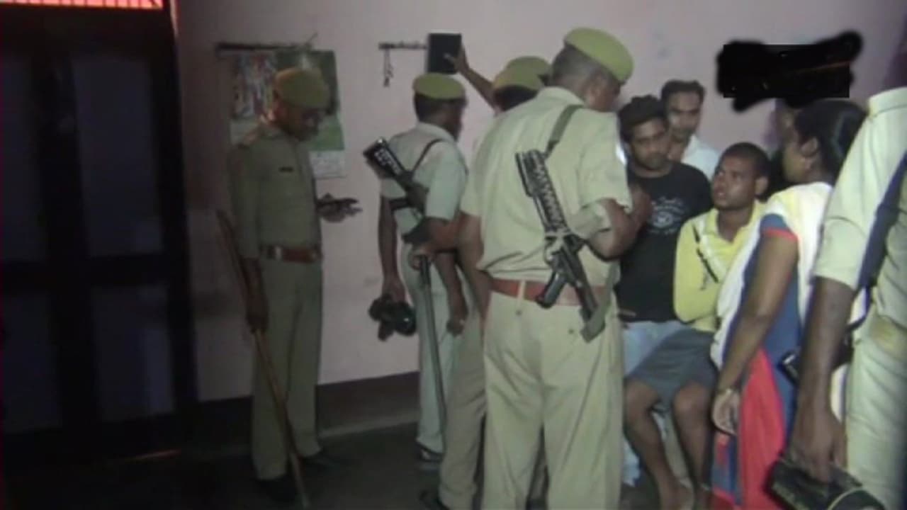 దారుణం.. ఫ్రిడ్జిలో భార్య, సూట్ కేసుల్లో పిల్లల శవాలు దారుణం.. ఫ్రిడ్జిలో భార్య, సూట్ కేసుల్లో పిల్లల శవాలు